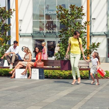 KLOSTER UND SHOPPING:<br>GEGENSÄTZE ZIEHEN SICH AN