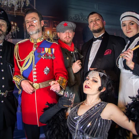 Gruppe in historischen Kostümen posiert in einem prunkvollen Raum