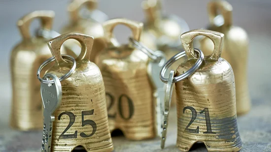 Alte Messing-Hotelzimmerschlüssel mit Nummern und Metall-Schlüsselringen