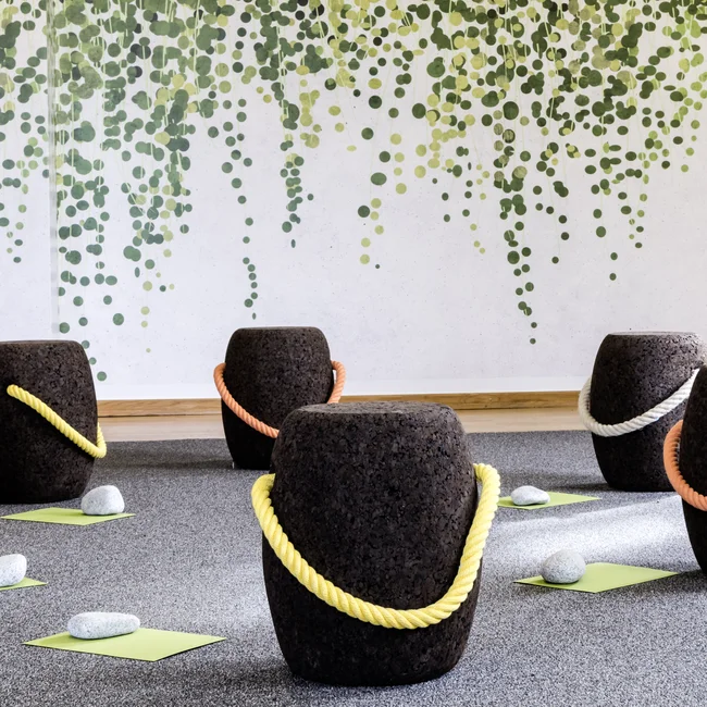 Moderner Meditationsraum mit sechs Sitzkissen und grüner Wandgestaltung
