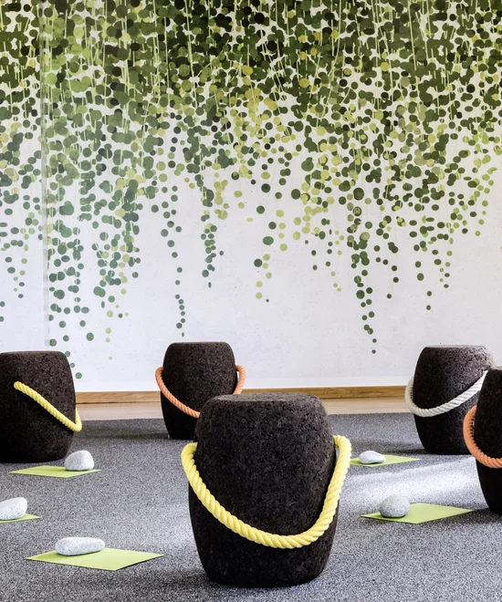Moderner Meditationsraum mit sechs Sitzkissen und grüner Wandgestaltung