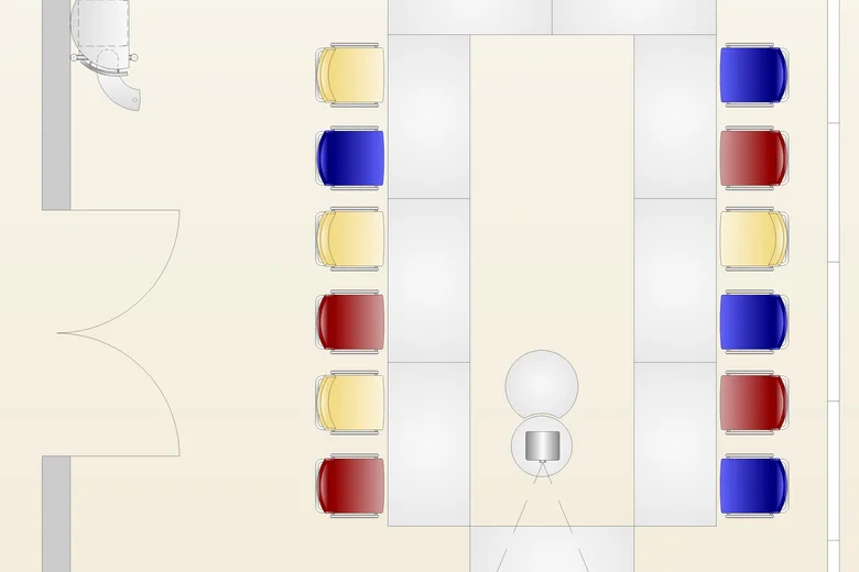 Raumplan mit U-förmiger Sitzanordnung und Stühlen in Rot, Blau und Gelb