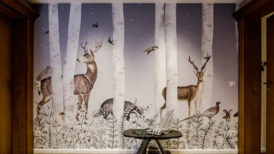 Waldtapete mit Hirschen, Vögeln und Pilzen in Flur mit runden Tisch