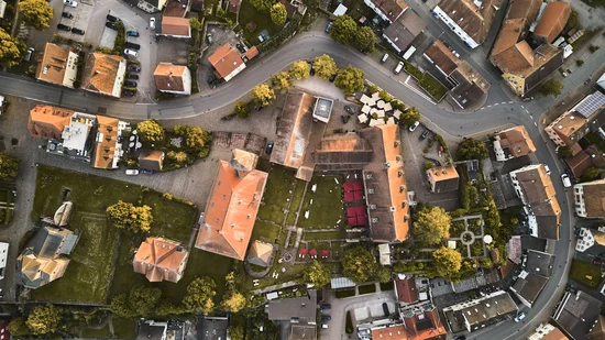 Luftaufnahme einer Stadt mit Straßen, Gebäuden und Grünflächen