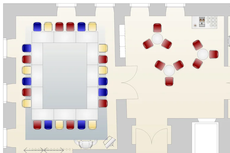 Grundriss einer Konferenz mit Tischen und verschiedenfarbigen Stühlen