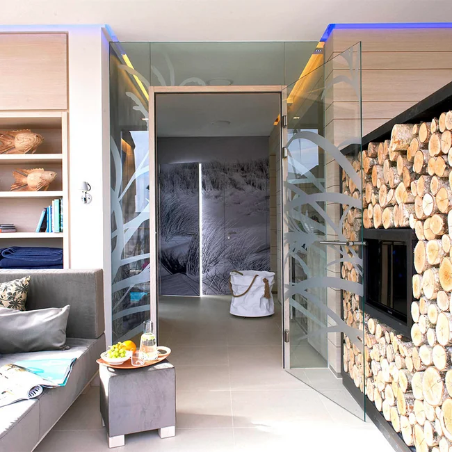 Moderner Wohnraum mit Holzdekor, Glasschiebetür und gemütlicher Sitzecke