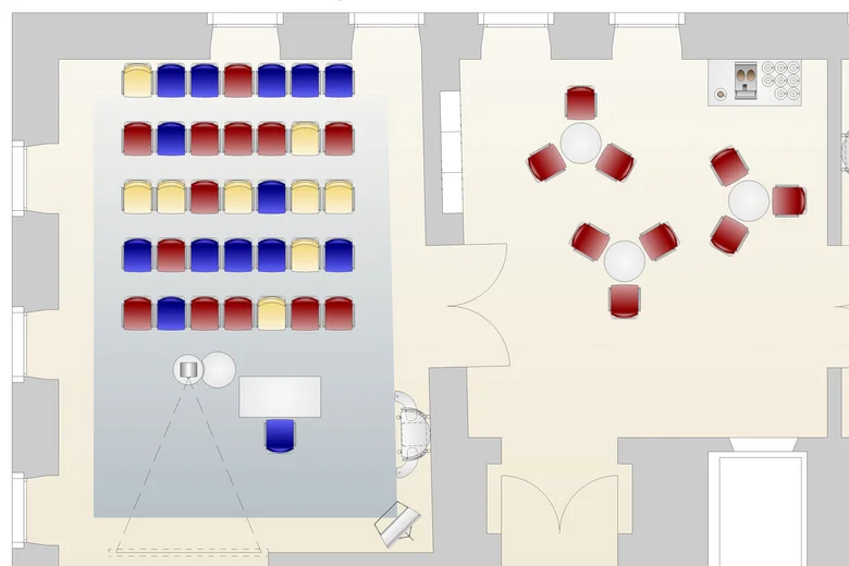 Raumplan mit Theaterbestuhlung und angrenzendem Bereich mit Tischen und Stühlen