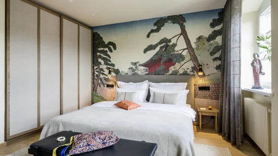Modernes Schlafzimmer mit asiatischem Wandbild und gemütlichem Bett