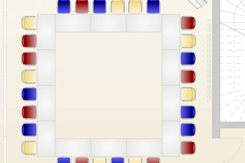 Grundriss eines Konferenzraums mit Tischen und bunten Stühlen