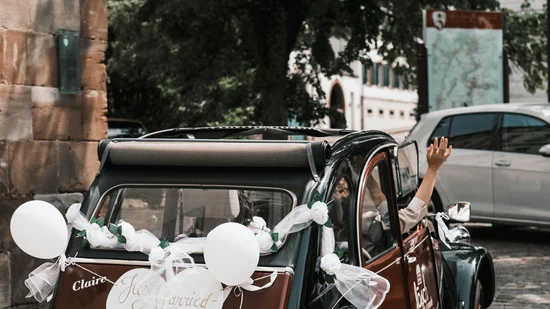 Hochzeitsauto mit Dekoration und Just Married Schild