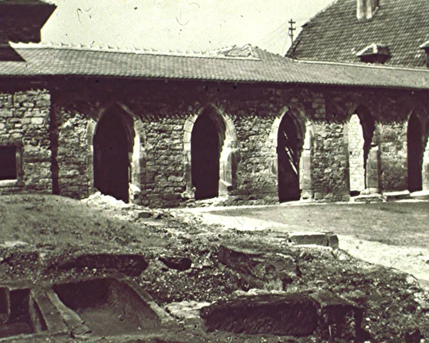 Historische Steingebäude mit gotischen Bögen und Ruinen im Vordergrund