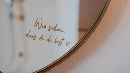 Spiegel mit handgeschriebener Nachricht Wie schön, dass du da bist