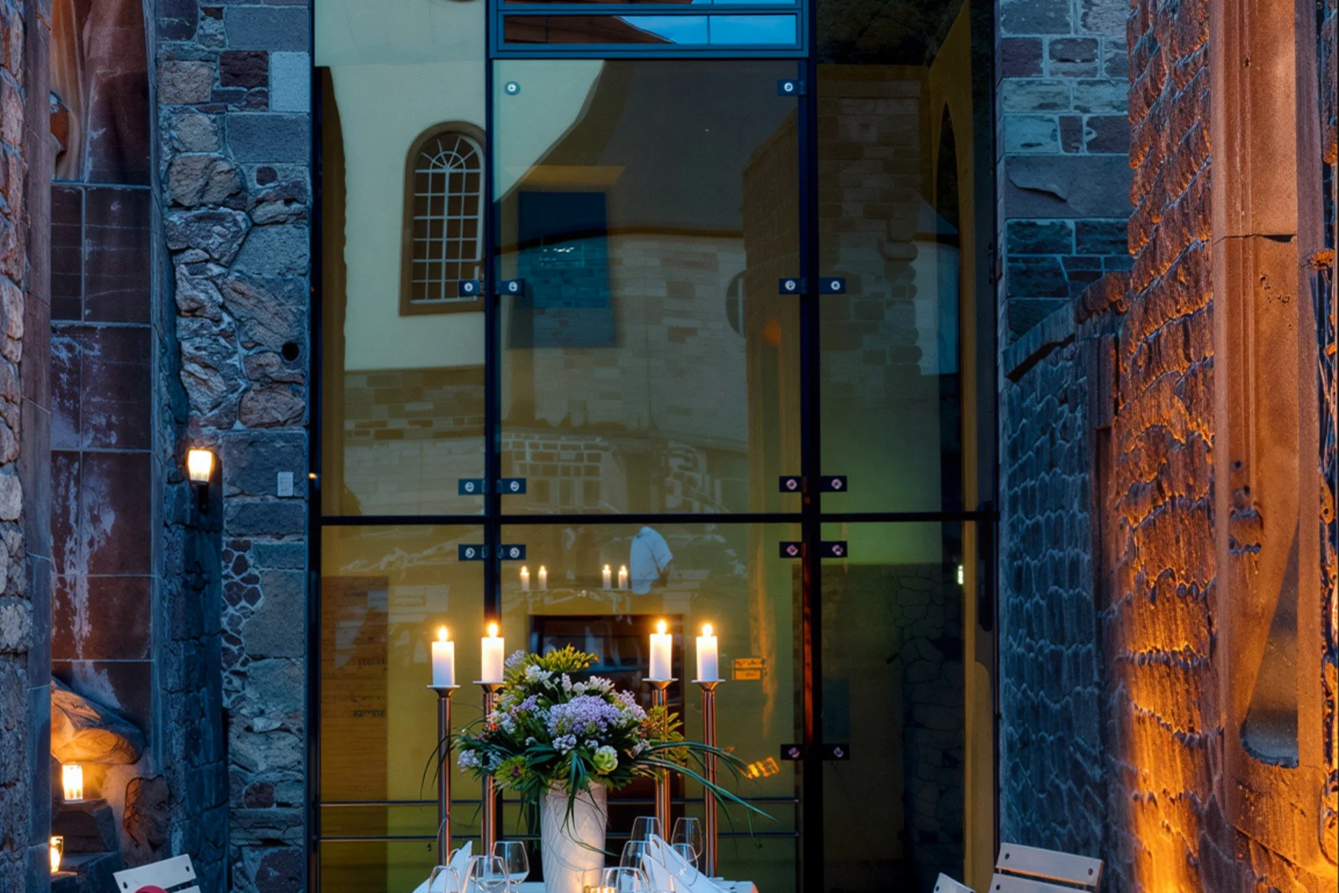 Abendessen im Innenhof mit Kerzenlicht und dekoriertem Tisch