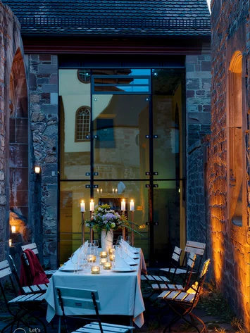 Abendessen im Innenhof mit Kerzenlicht und dekoriertem Tisch