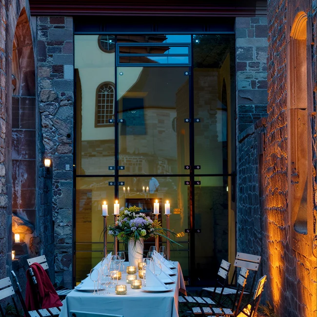 Abendessen im Innenhof mit Kerzenlicht und dekoriertem Tisch