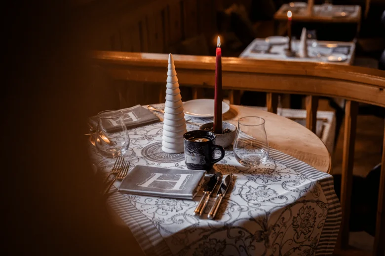 Weihnachtsbrunch table with candle christmas time