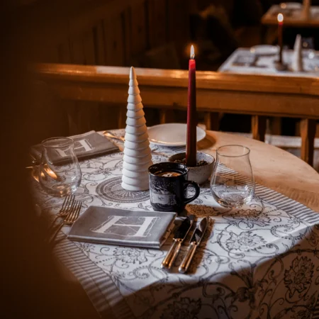 eingedeckter Tisch mit Kerze zur Weihnachtszeit