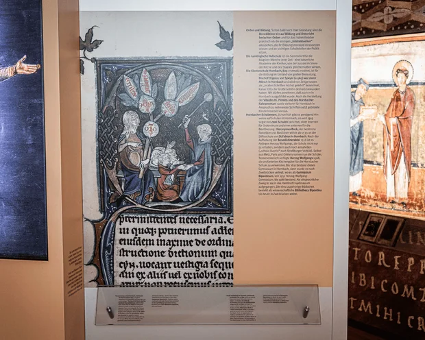 Mittelalterliche Wandmalerei mit lateinischem Text in einem Museumsausstellungsraum