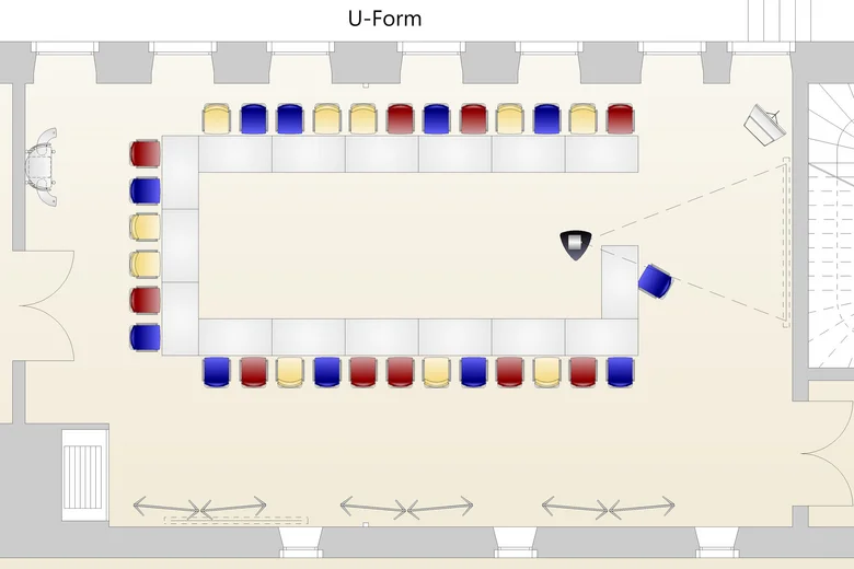 Sitzplan in U-Form mit bunten Stühlen in einem Raum