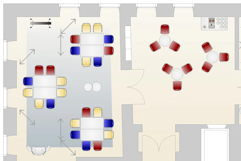 Grundriss eines interaktiven Raumes mit Tischen und Stühlen in verschiedenen Farben
