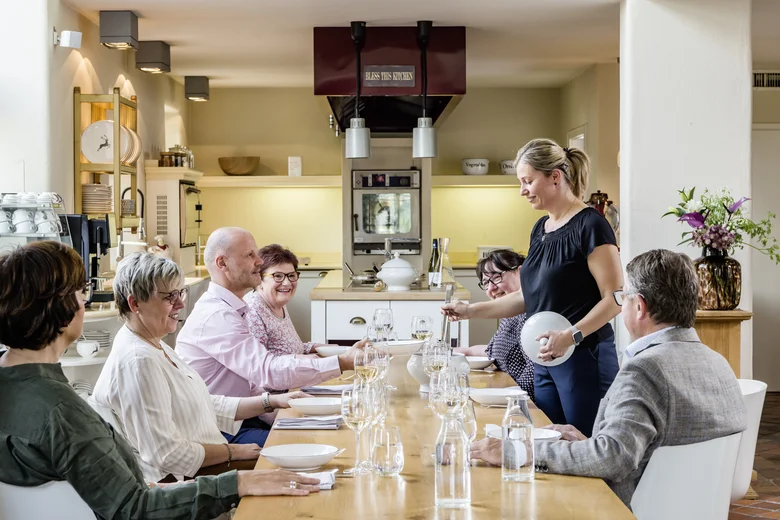 Abendbrot Gemeinsames Abendessen an der langen Tafel in der Küche des Boutiquehotels Lösch