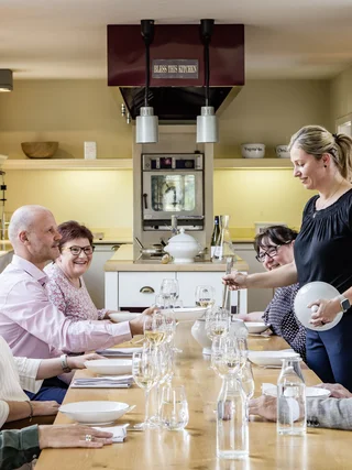 Treffpunkt, Kraftplatz und Hotel in Hornbach Gemeinsames Abendessen an der langen Tafel in der Küche des Boutiquehotels Lösch