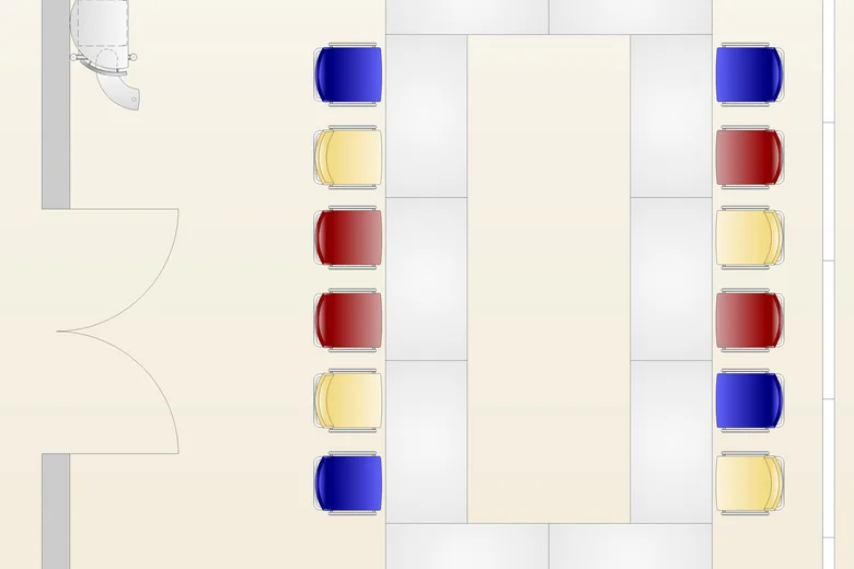 Grundriss eines Konferenzraums mit quadratisch angeordneten Tischen und farbigen Stühlen