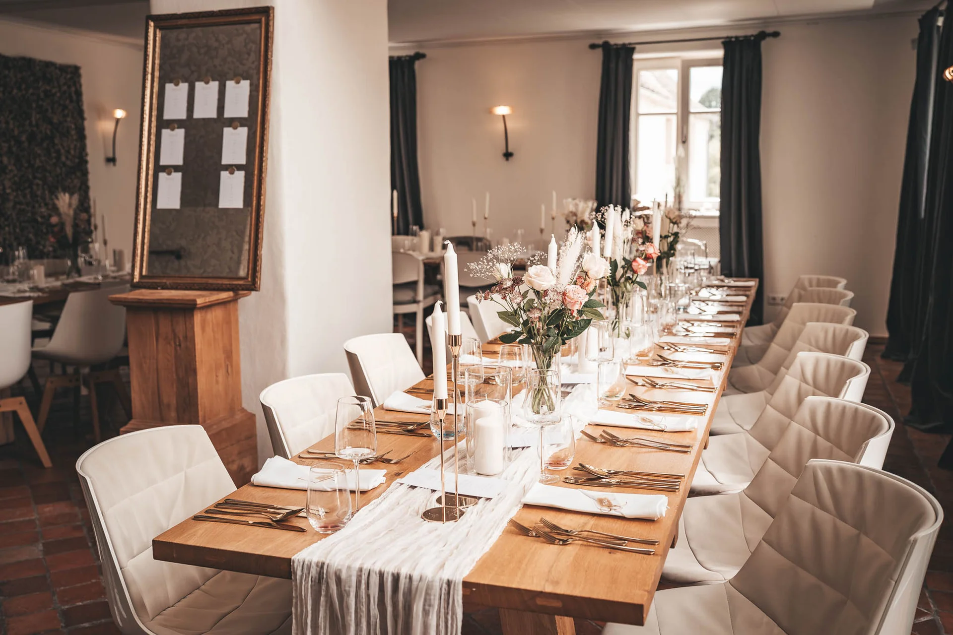 Eleganter, lang gedeckter Tisch mit Blumen und Kerzen in einem modernen Esszimmer