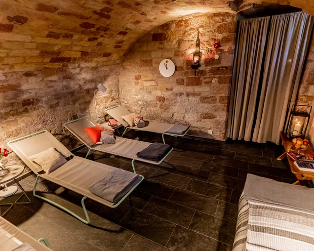 Ruheraum mit Liegen, Backsteinwänden und gedämmtem Licht