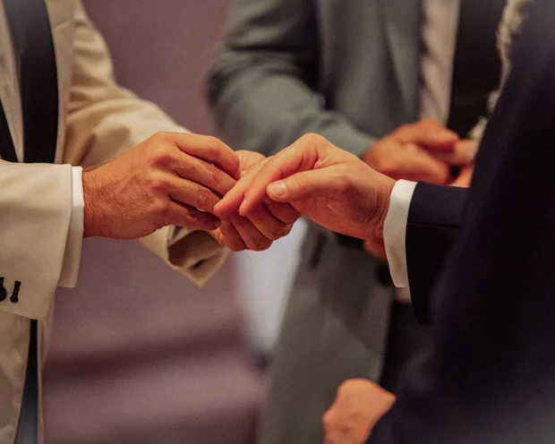 Beide Hände von zwei Personen in Anzügen beim Händedruck nah