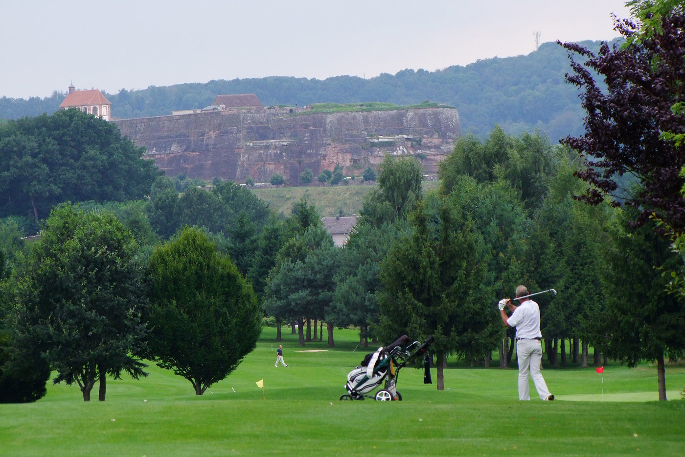 GOLF Á LA FRANCAISE:<br>GOLFING AND SAVOIR-VIVRE IN NEARBY FRANCE